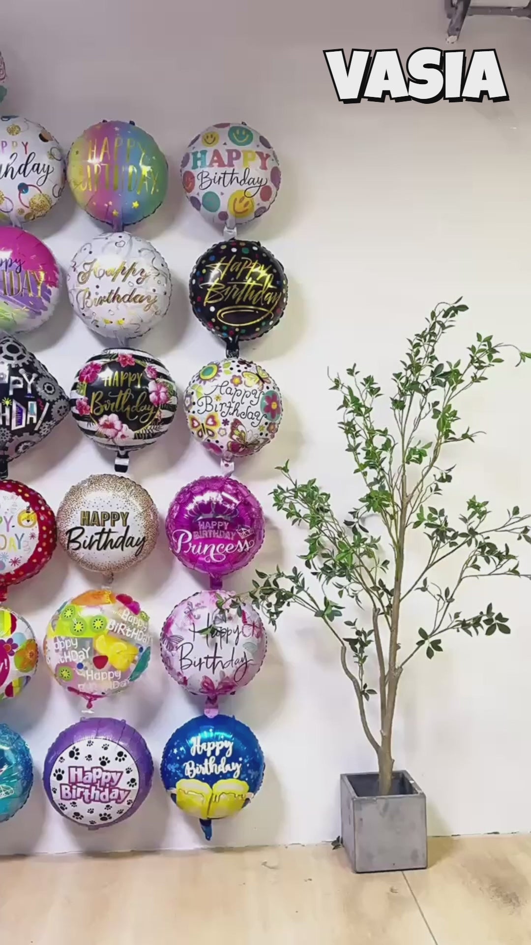 Video showing 18-inch round birthday foil balloon designs and inflated appearance