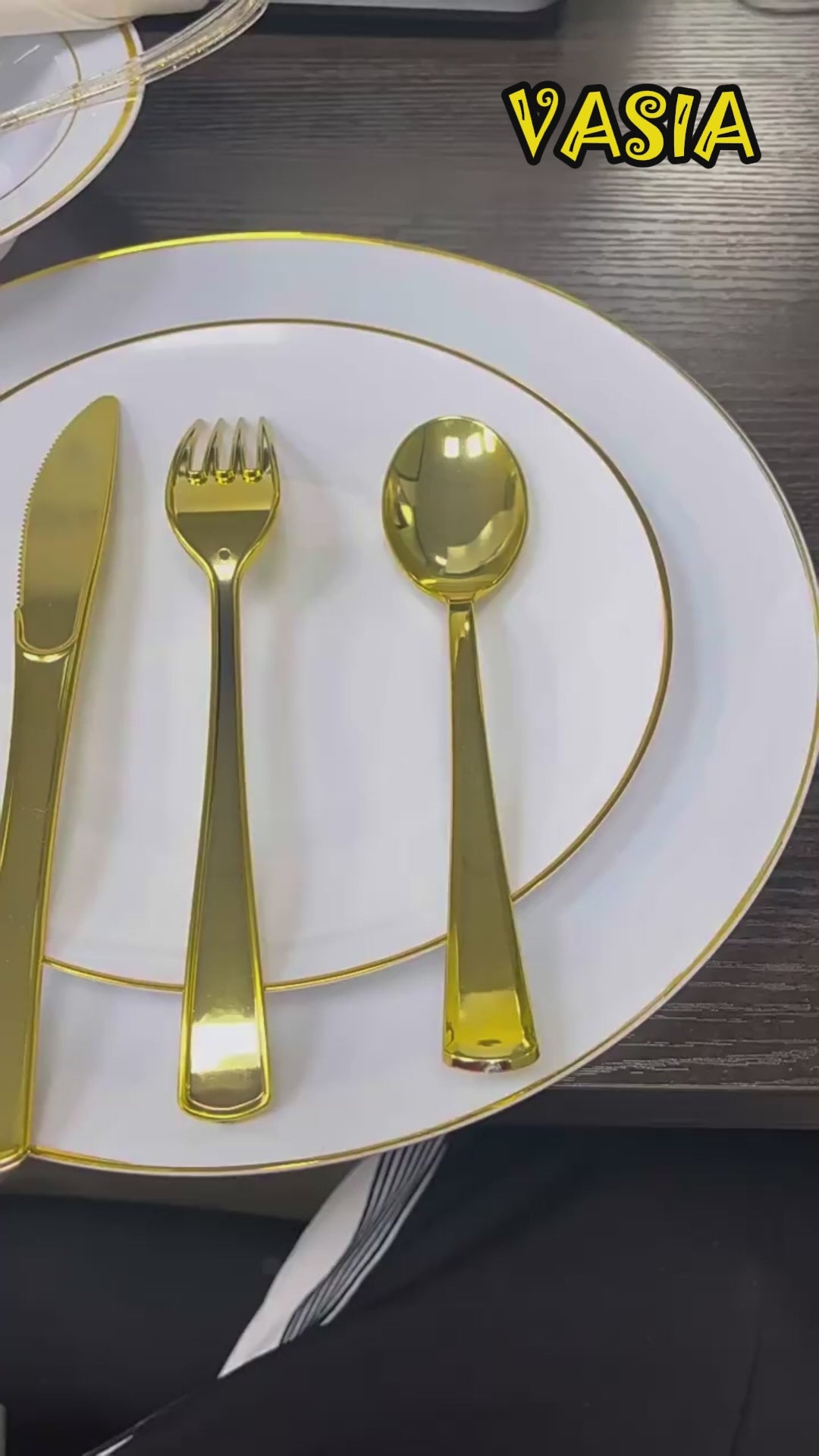 Video showing disposable party plates with metallic-look rims