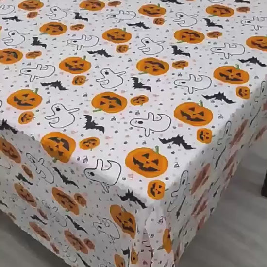 Video showing Halloween plastic tablecloth designs and full table-cover size
